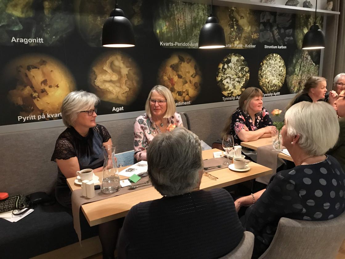 Her er kaffien komen på bordet.