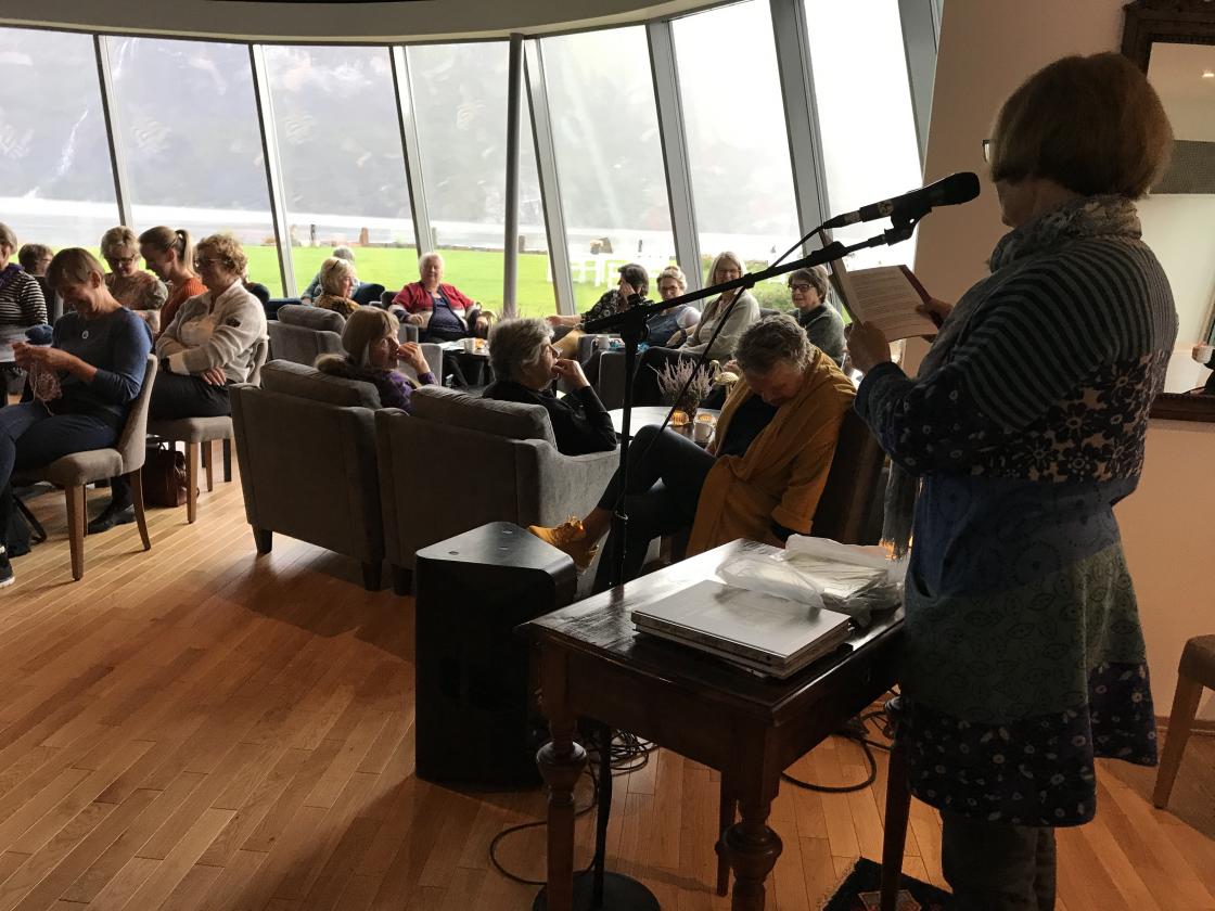 Ein god latter,- Liv Randi Bjørlykke kåserte søndag om Strikk og sy og litt til !