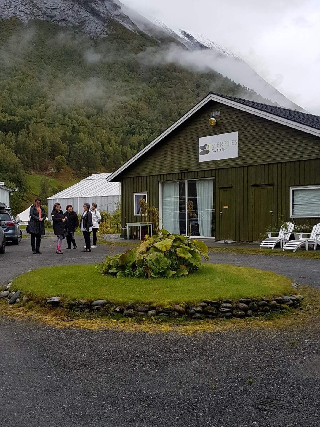 Her er yogadamene klare til innsats i Meretes Garden  kl.9  laurdagsmorgonen.en.en.en.