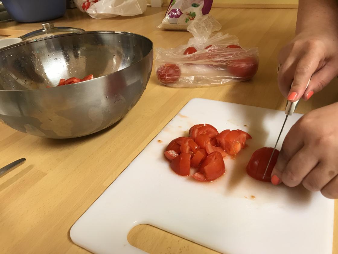 Tomater kuttes i biter