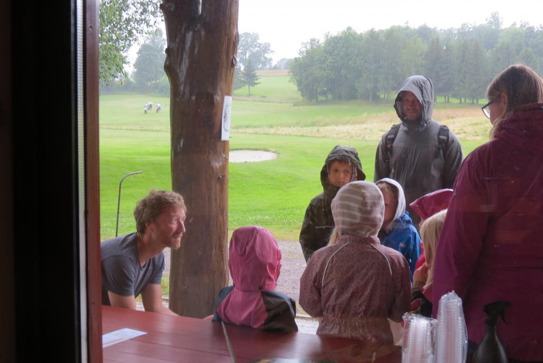 De første kurskveldene regnet det jevnt. Men ungene var like blide.