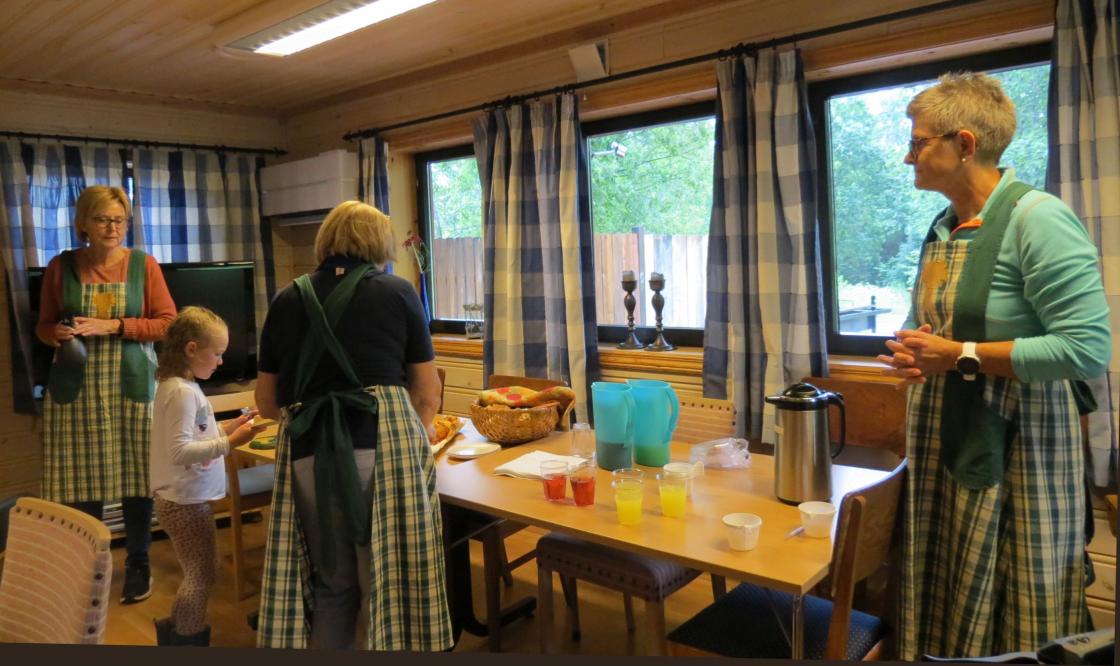 Inne disket bygdekvinnene opp med pizzasnurrer og saft.Gunn Ellinor Hotvedt, Torunn  B Solberg og Tone Ness.