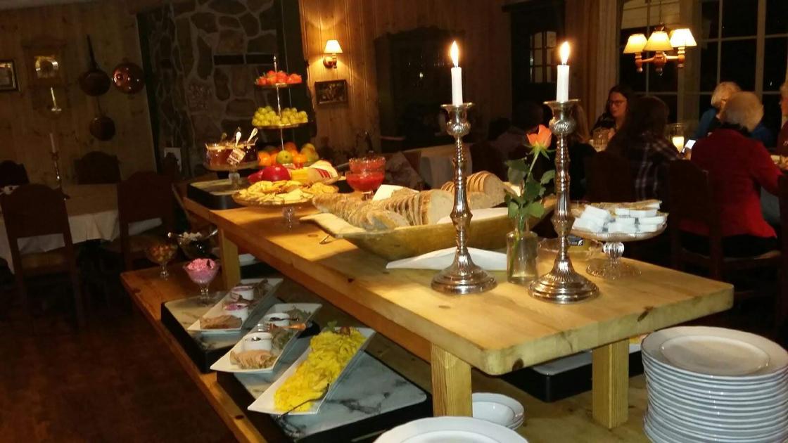 Jordbærstova serverte nydeleg kveldsbuffet!