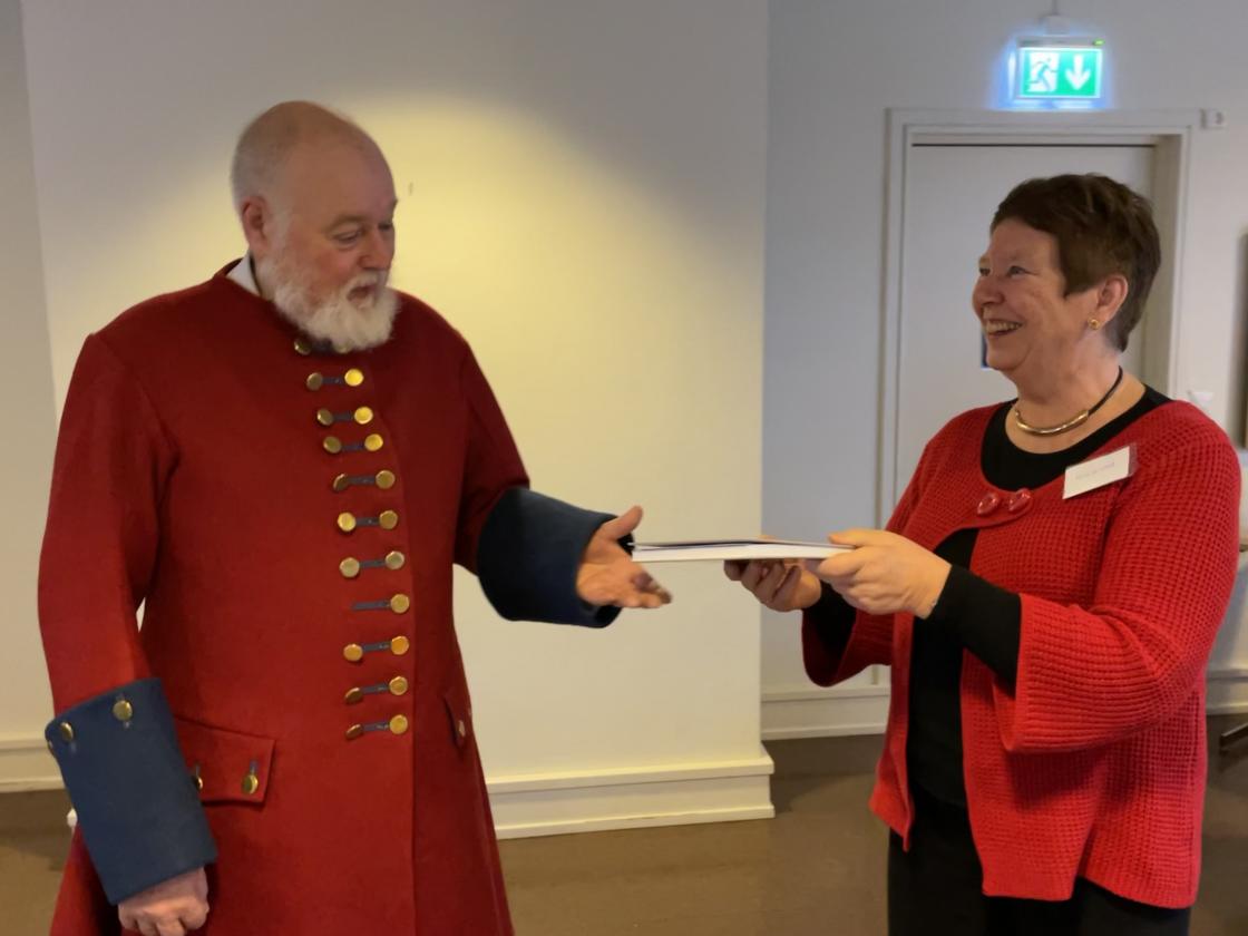 Svein Sandnes får takk av styreleder Marit Helene Lund