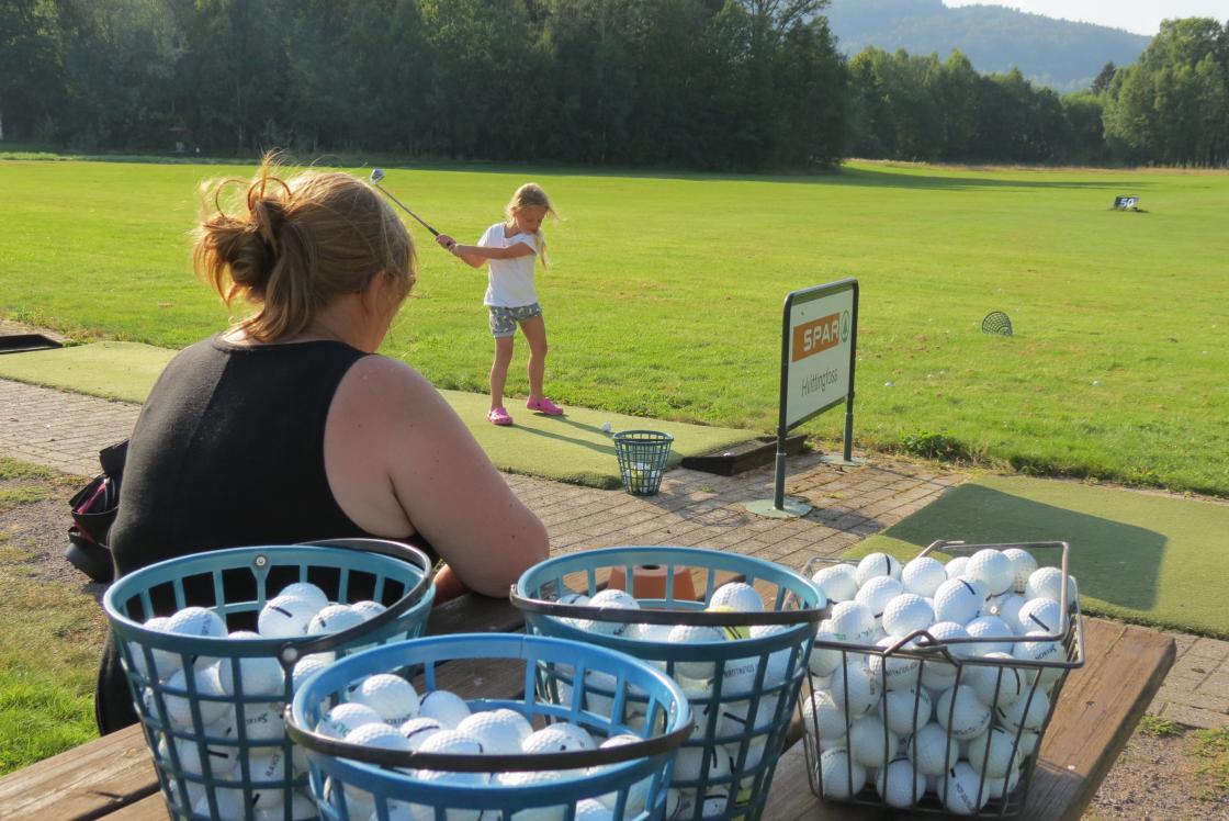 June Transeth følger med datteren Alvilde