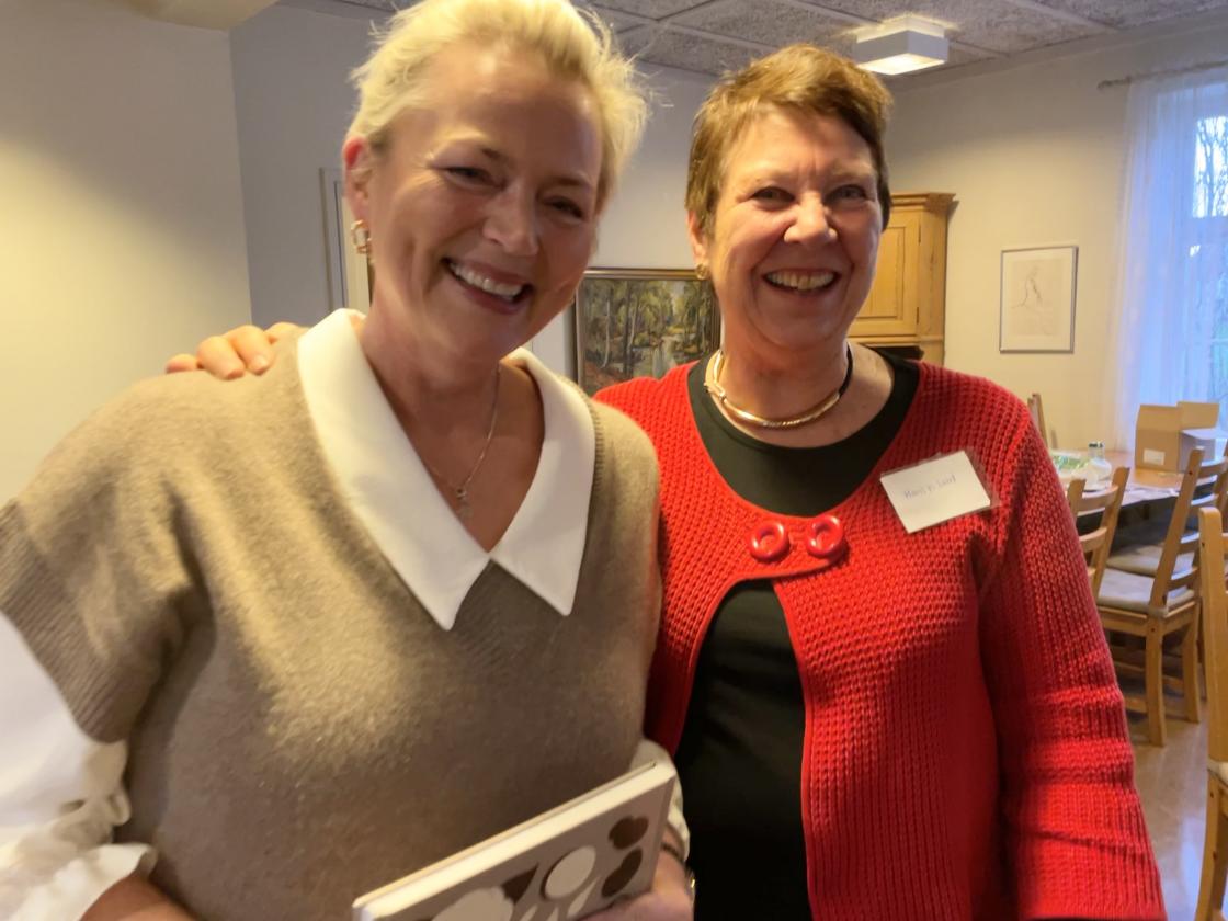 Anne Mette Hjelle får takk for innsatsen av distriktsleder Marit Helene Lund