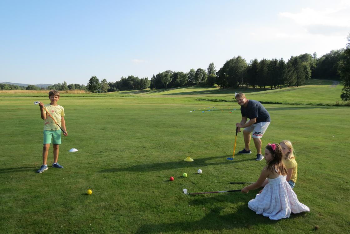 Trener André var flink med ungene - det viktigste er ikke å være best, men å ha det gøy, var hans melding.