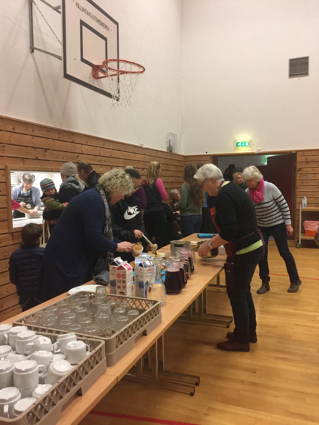 Det strømmer på med ballglade kunder