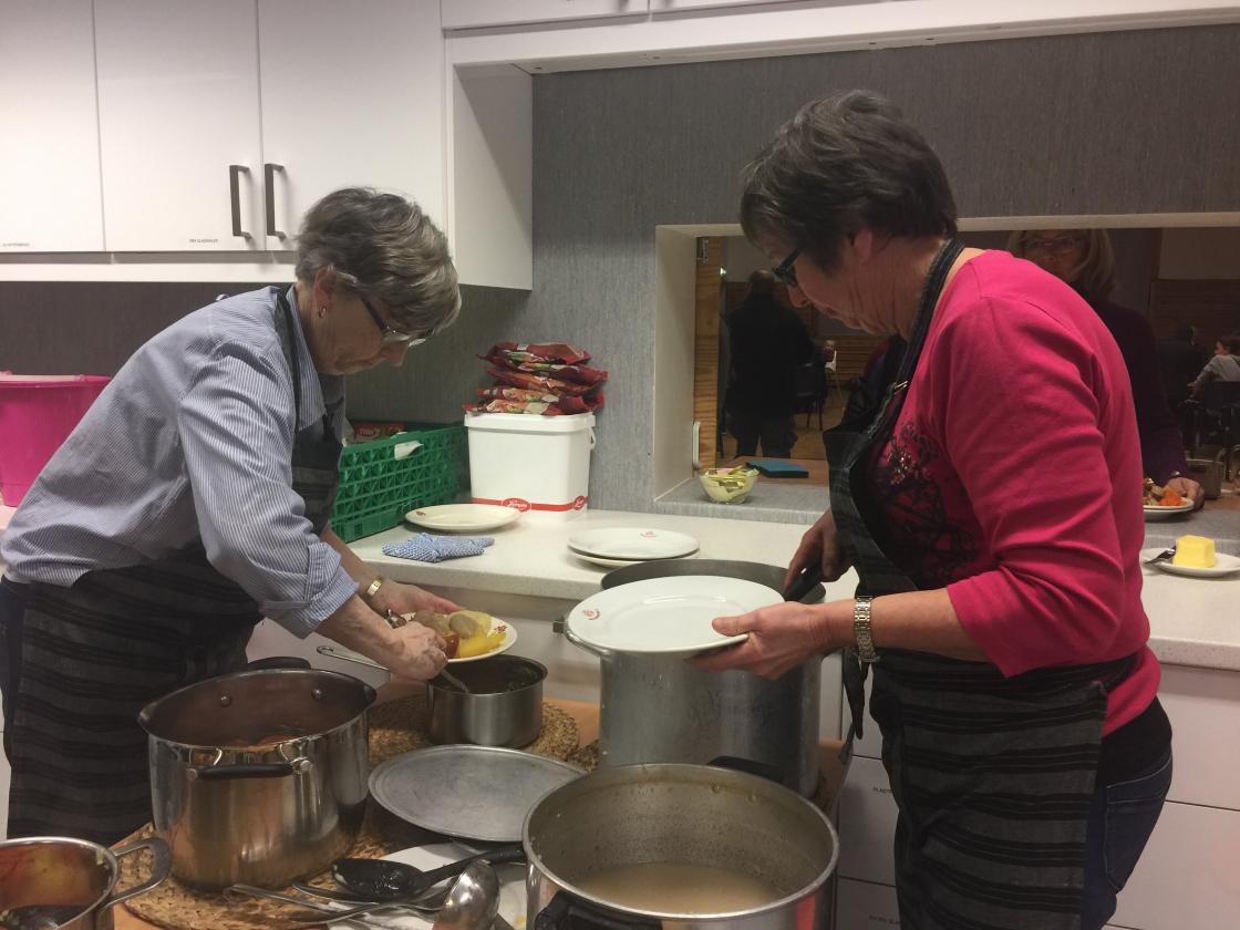 Maria og Tove står i luka denne dagen