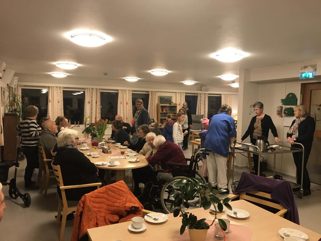 Kjekt at mange møtte opp for å drikke kaffi og få ein prat i lag.