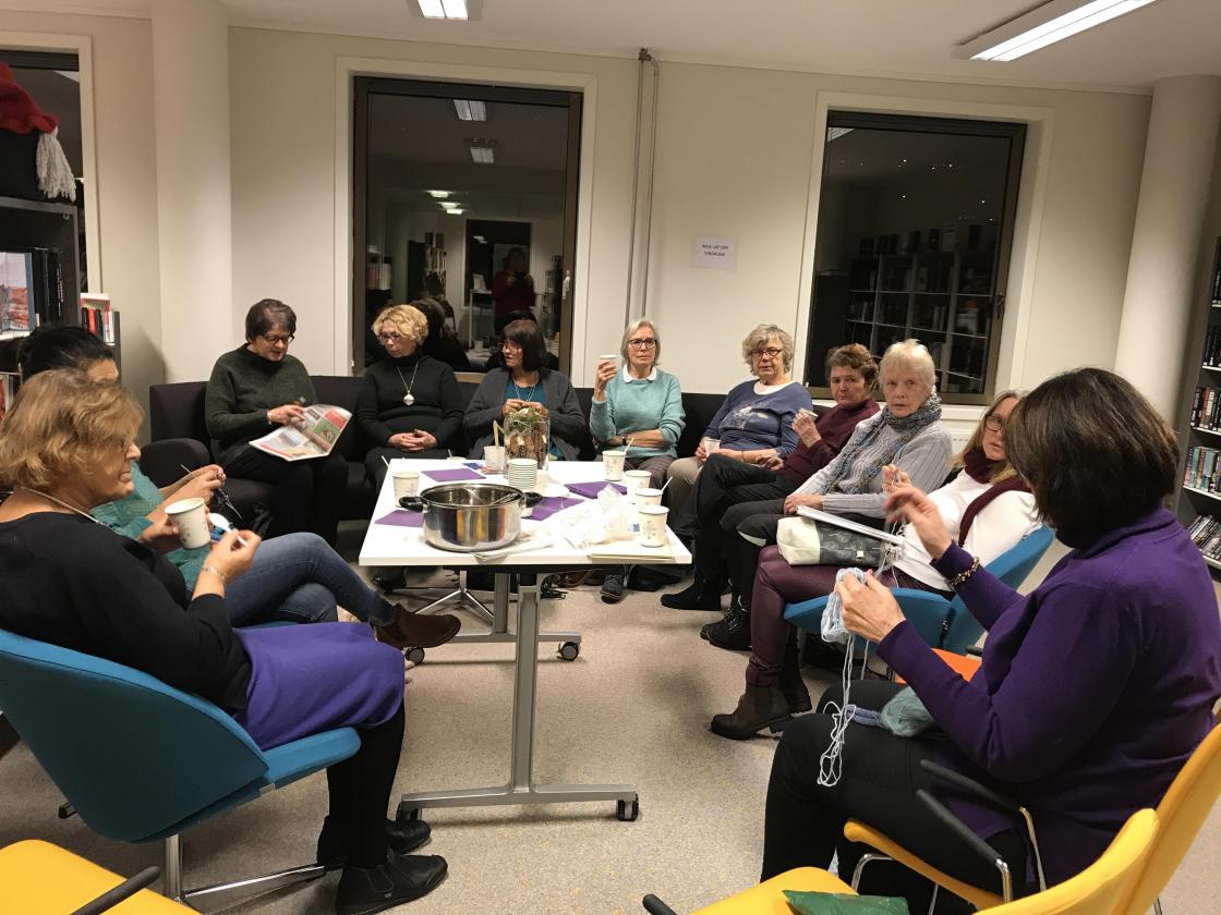 Samling i og rundt sofaen!