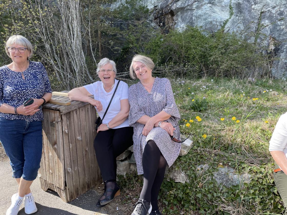Anne Sigrid, Rigmor og Sissel har det gøy mens vi venter på ferja