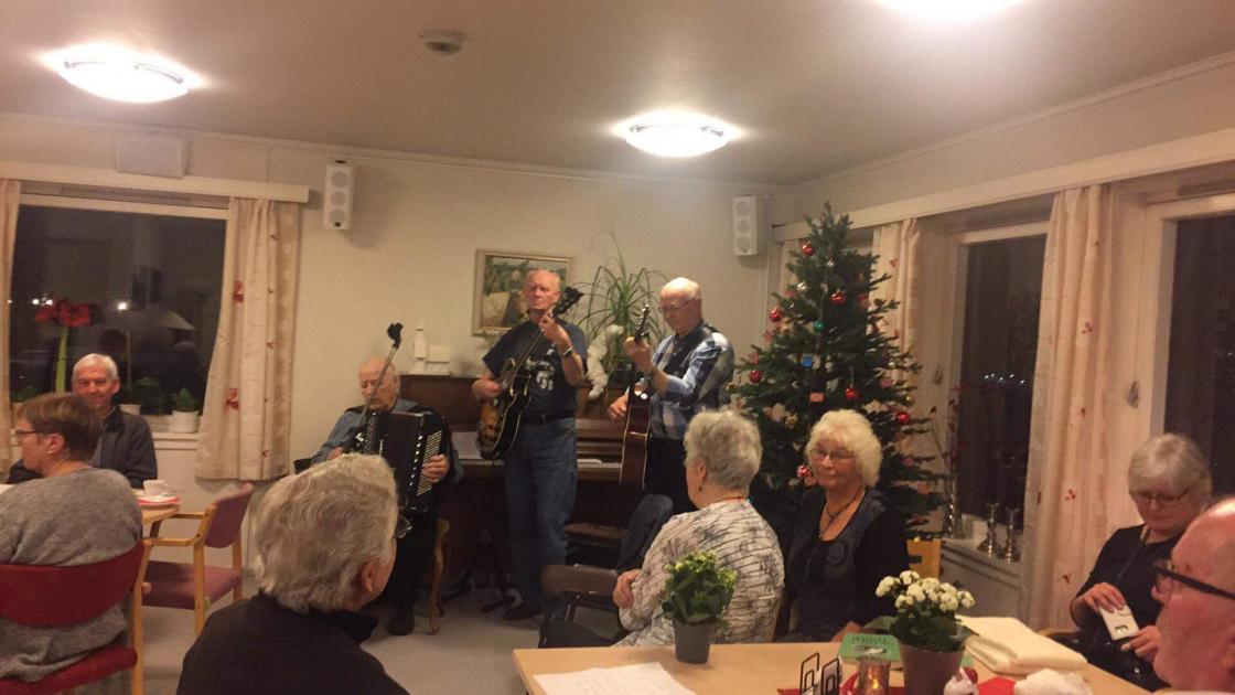 Her er musikarane i full sving med julesongar.