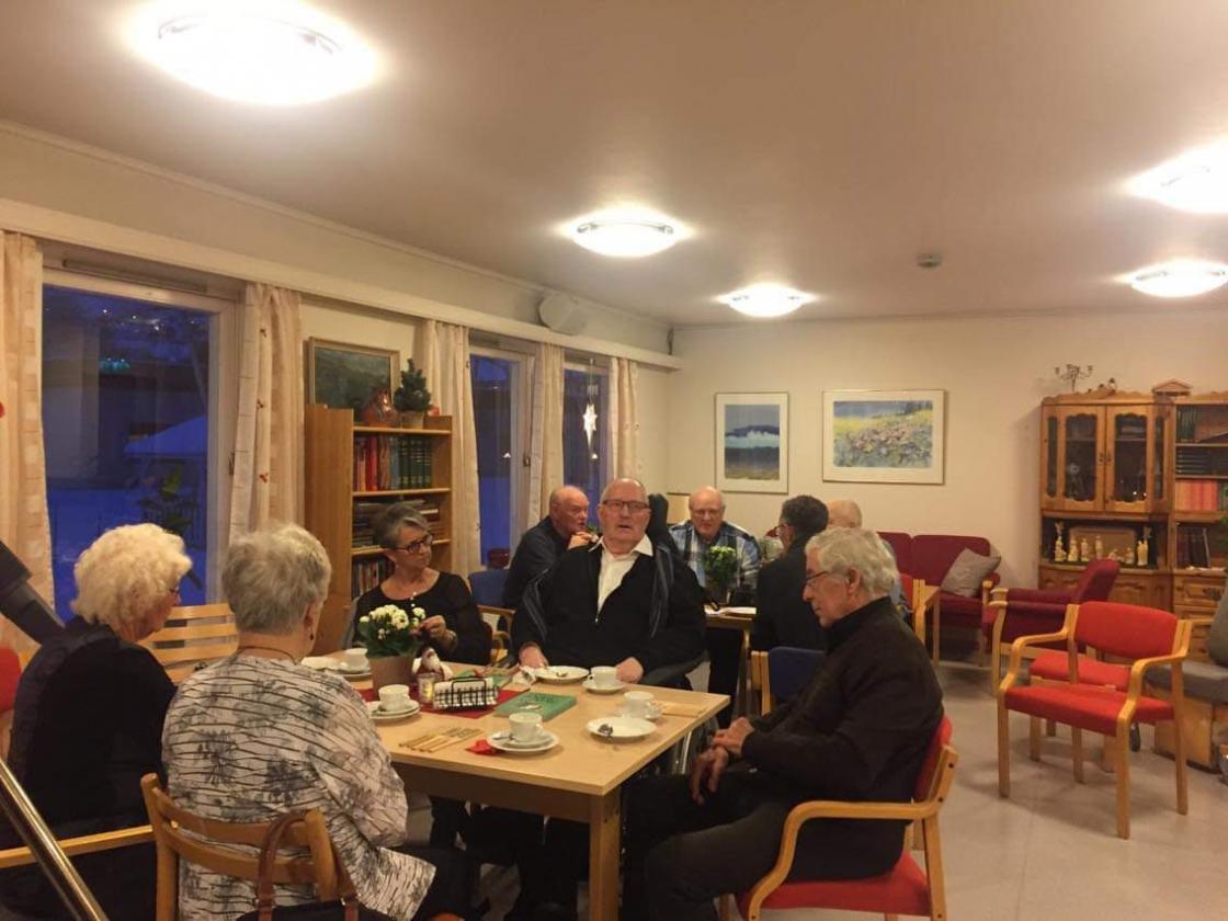 Hyggeleg samtale med gamle naboar!