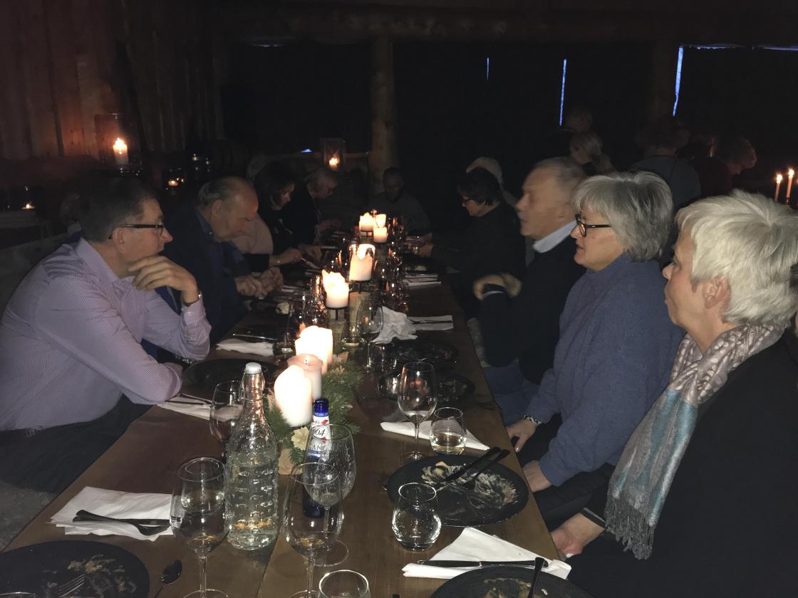 Koseleg prat ved bordet.