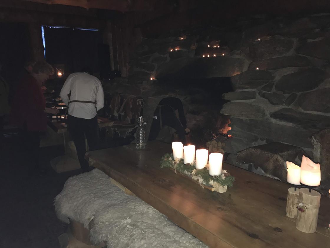 Stor peis gjorde det varmt og godt i vikingstova. Dessutan ca 80 levande lys!