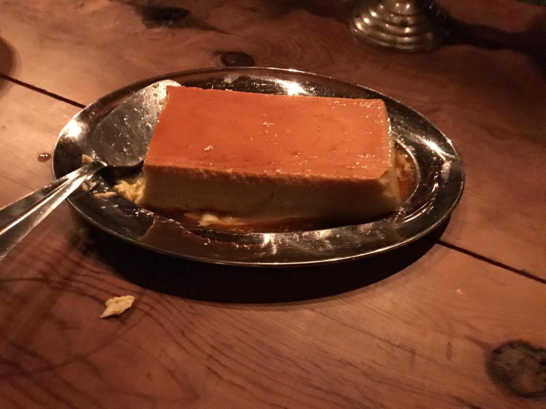 Heimelaga karamellpudding høyrde med.