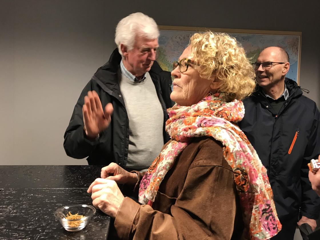 Smaksprøve av larvar som far Vikenes produserer i Stordal.