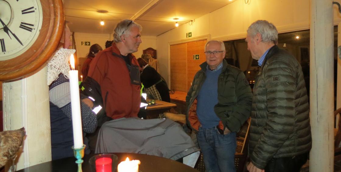 Hof var representert med Ole Bertil og Jens - her i prat med Einar G.