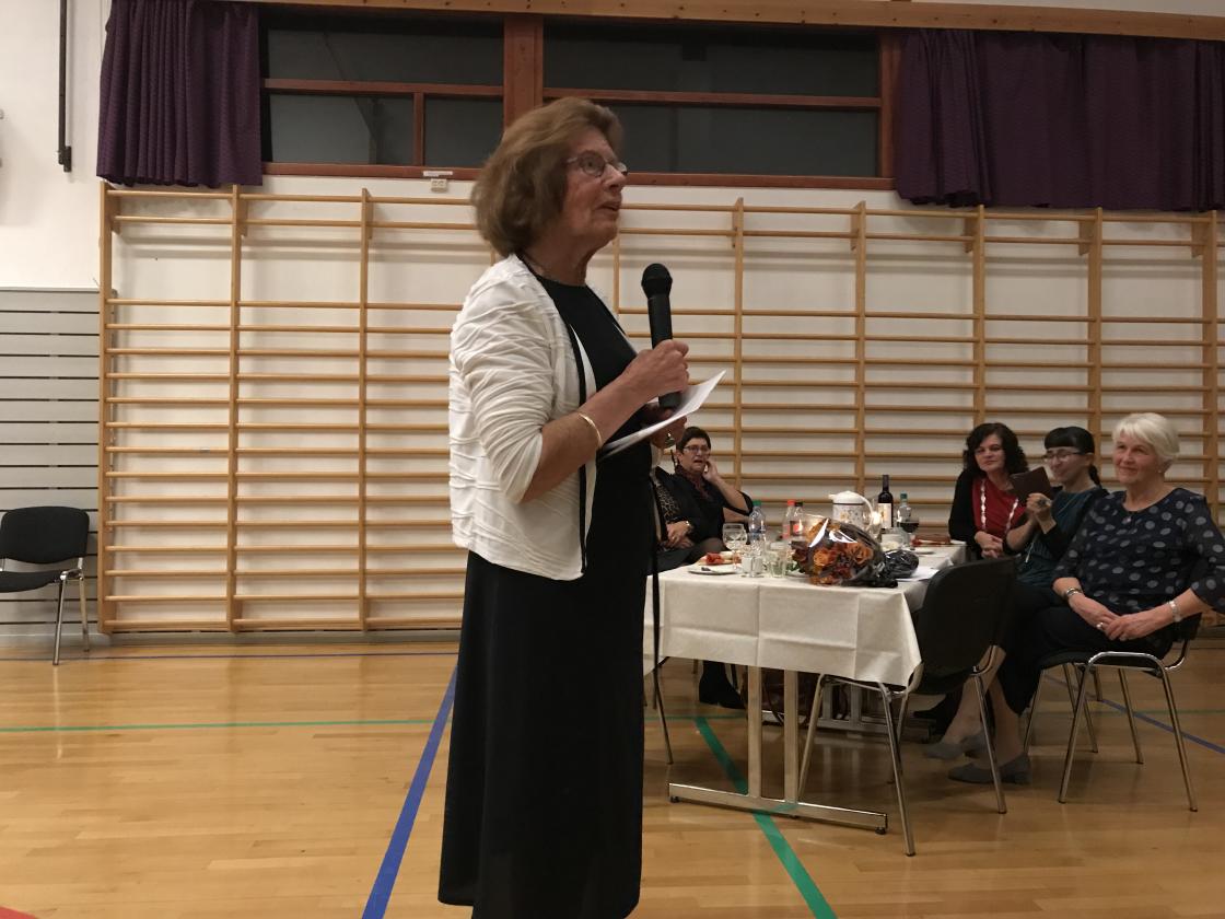 Rannei Rødseth snakket om kvitsaumkurs og alterduken i Tingvoll kirke