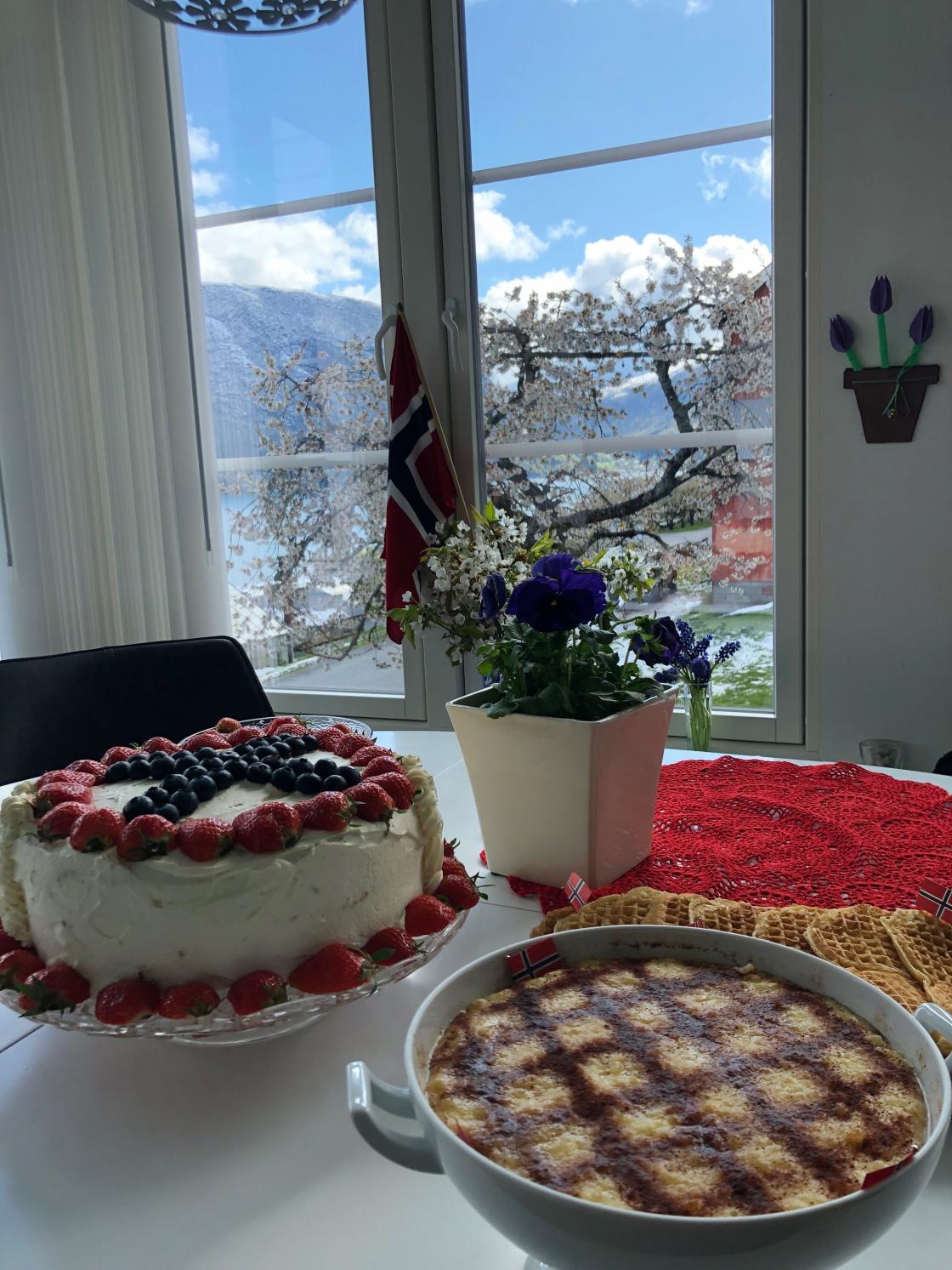 Nydeleg pynta 17.maibløtkake og graut og vaffel!