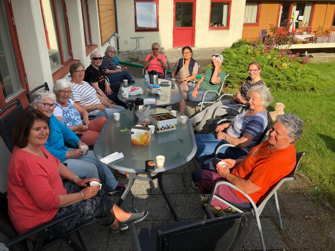 Kjøkkenet stilte med kaffi og kaker! - kjekt med ein prat!