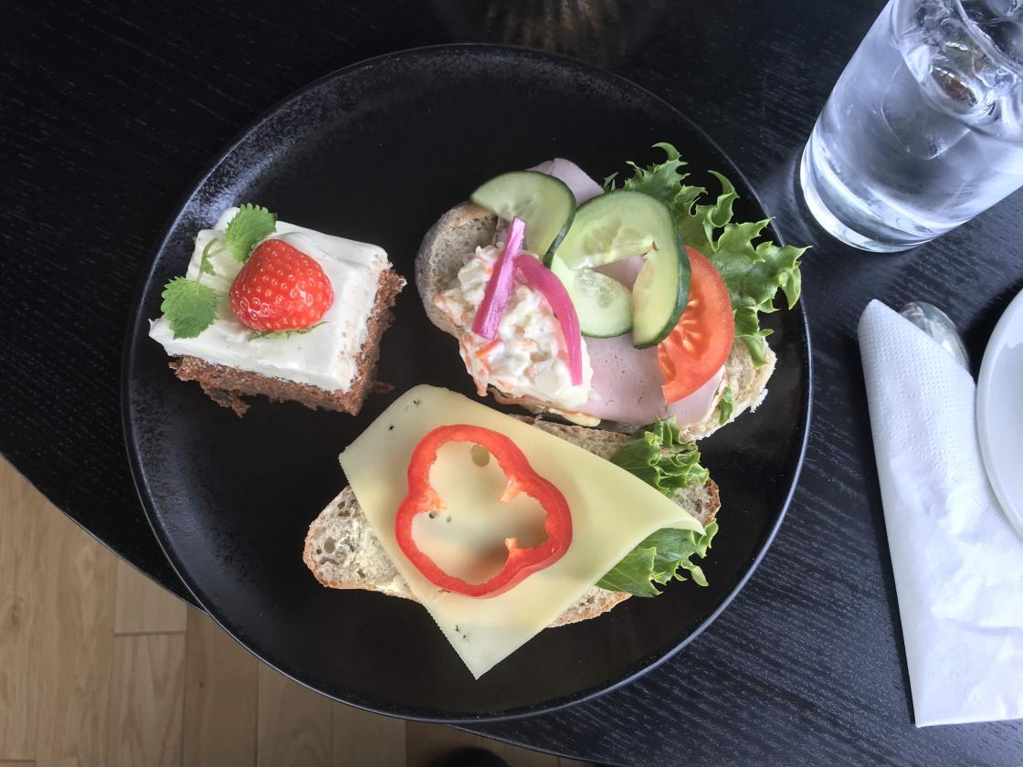 Kveldsmat servert på asjett,- gulrotkake som dessert!