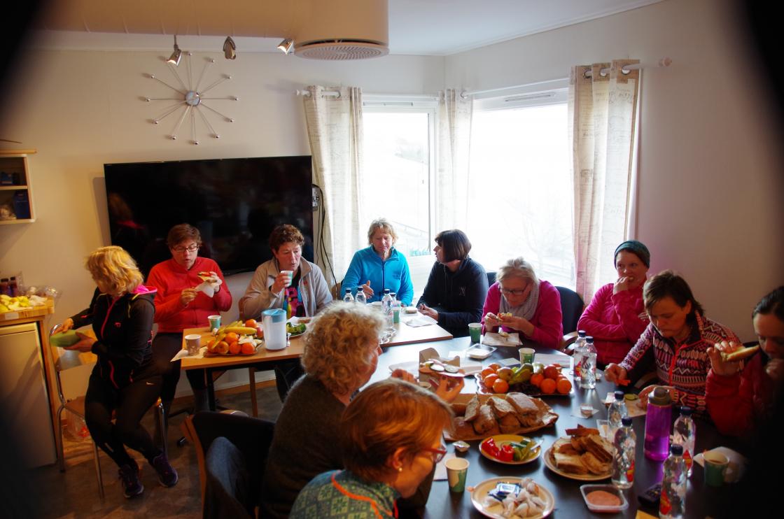 Felles lunch på bygdarommet.
