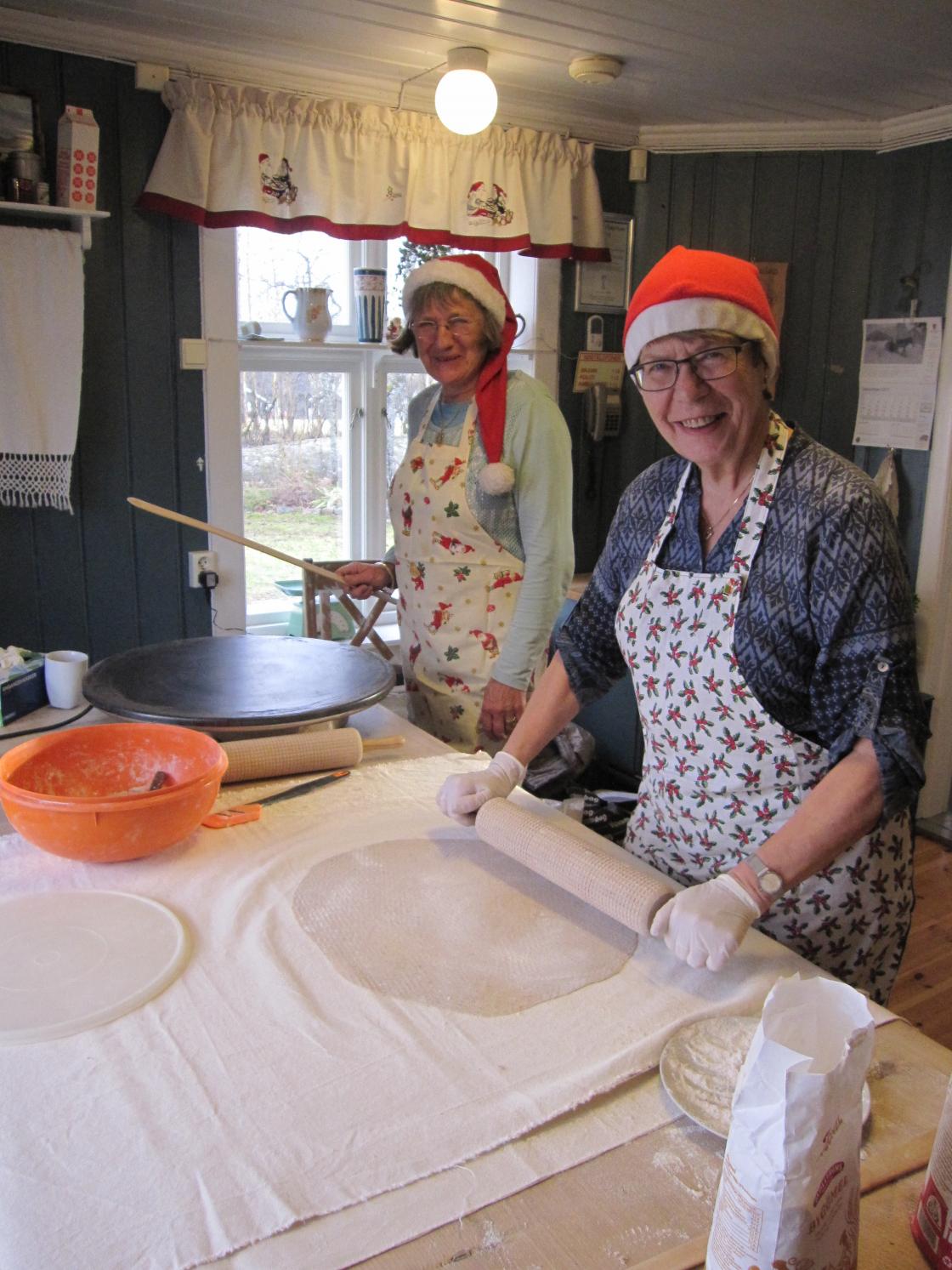 Inger Lise og Bjørg steker flatbrød