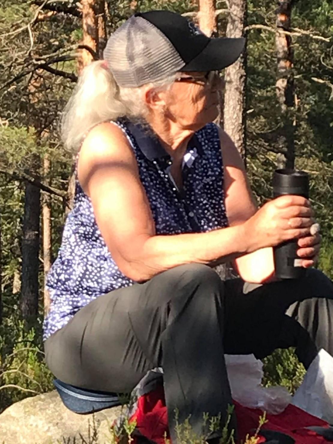 Inger Synnøve lytter interessert