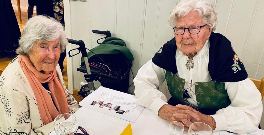 Blandt våre eldste medlemmer, Ingrid Aas og Ragnhild Beivik hygget seg sammen