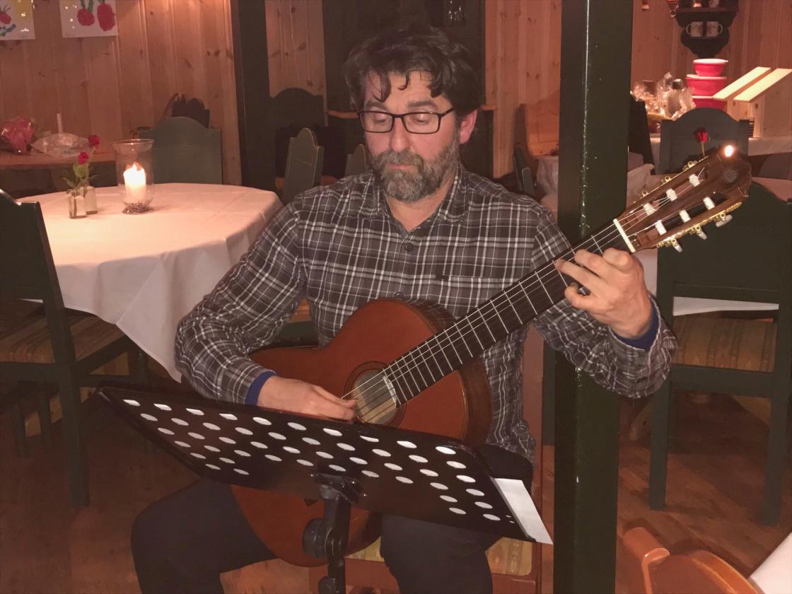 Sten Even Holstad med flott gitarspel.