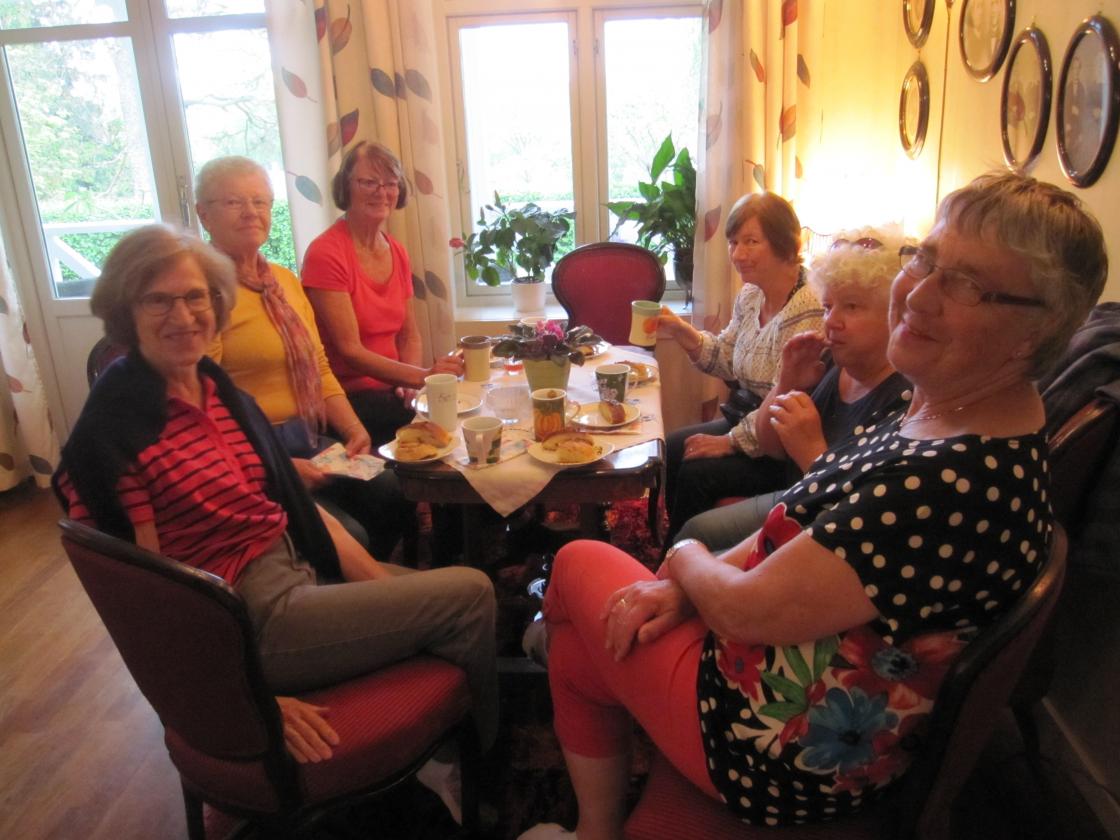 Kaffekos i stuene hos Gerd og Jens