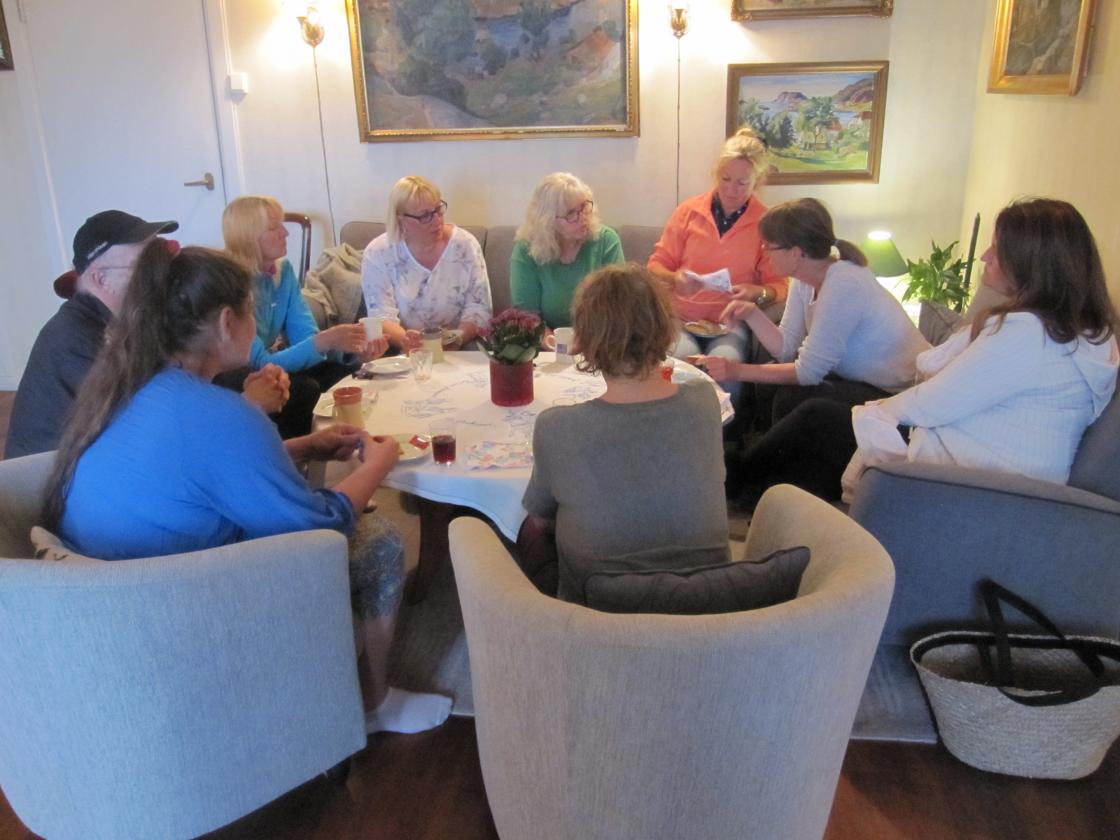 Kaffekos i stuene hos Gerd og Jens