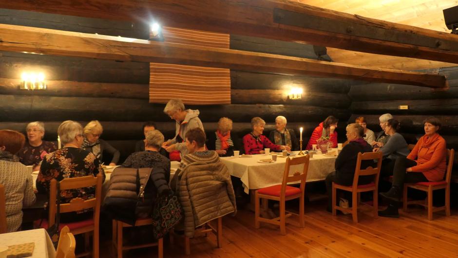 Hygelige stunder når bygda er samlet til foredrag om ull i Kinsarvik. Foto: Kinsarvik Bygdekvinnelag