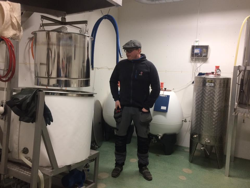 Roar Haukvik inne i produksjonslokalet.