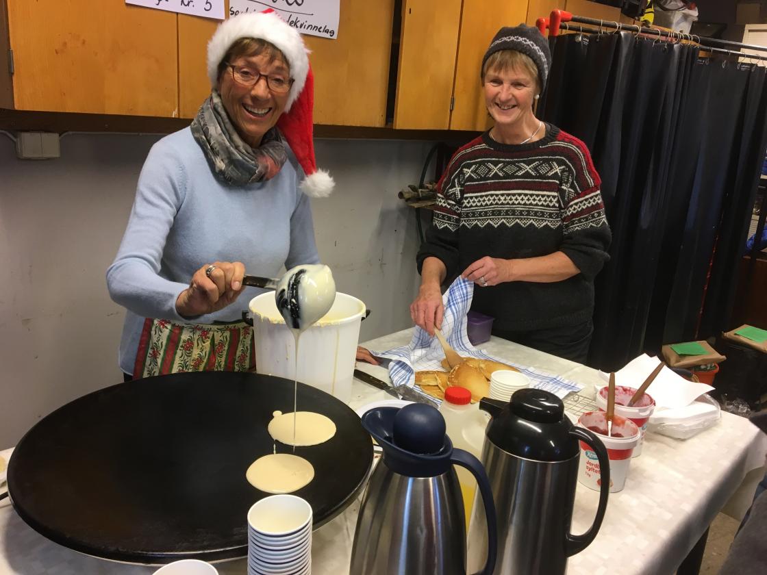 Kjersti og Hilde stekte sveler