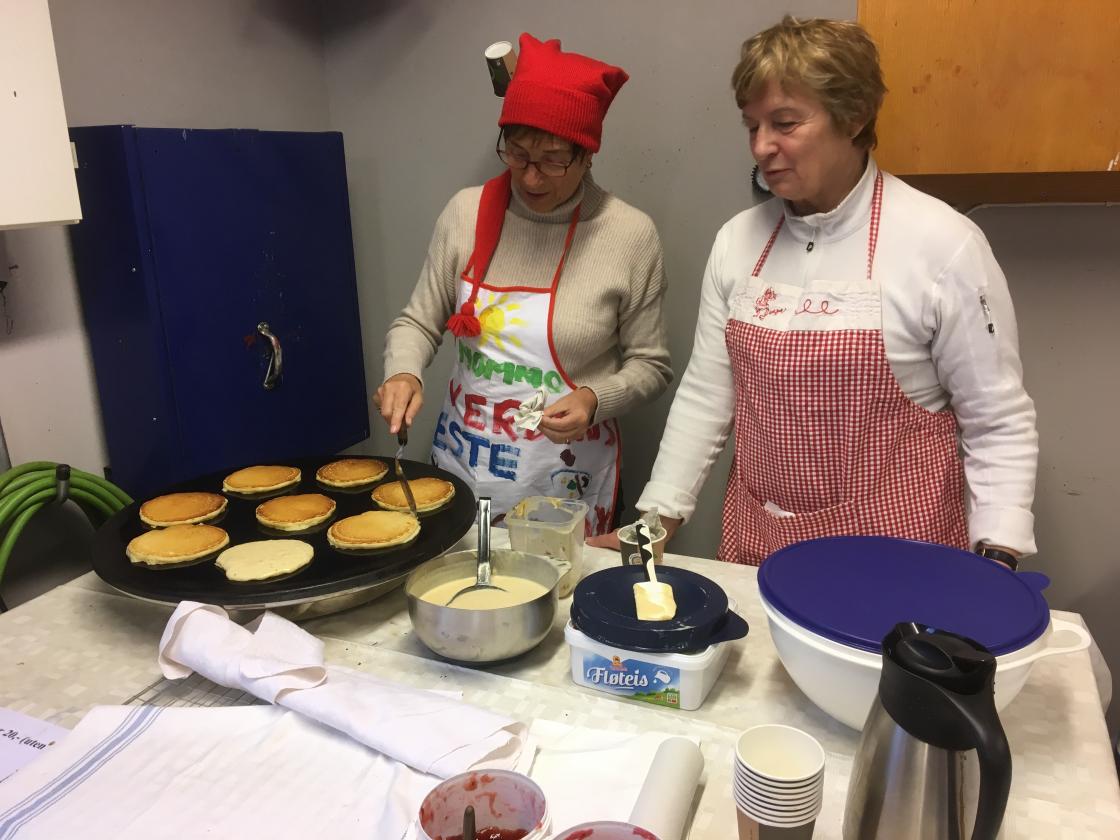 Kjersti og Sigrid stekte sveler