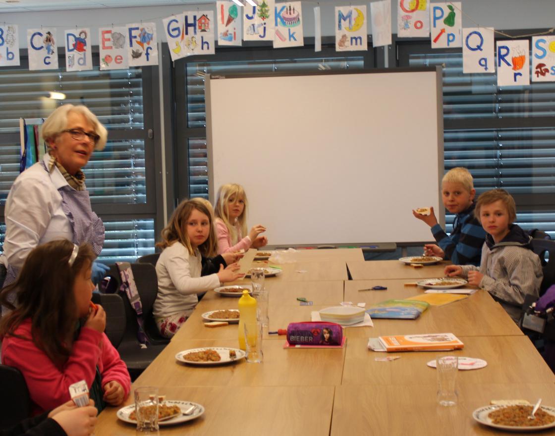 Klassa klar til skolelunsj!