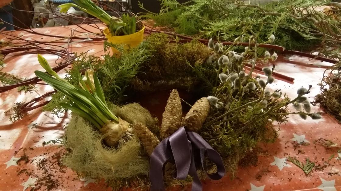 Halmkrans dekket med mose