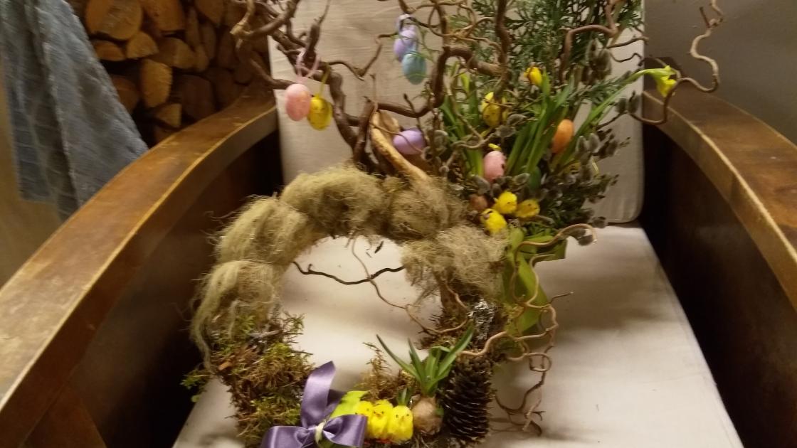 Mosekrans og dekorasjon med vrihassel