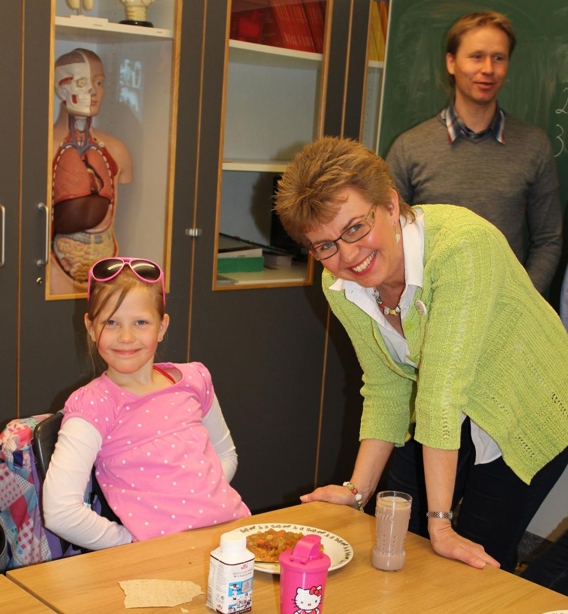 Kristine får servert mat av tidligere leder i NBK Katrine Kleveland