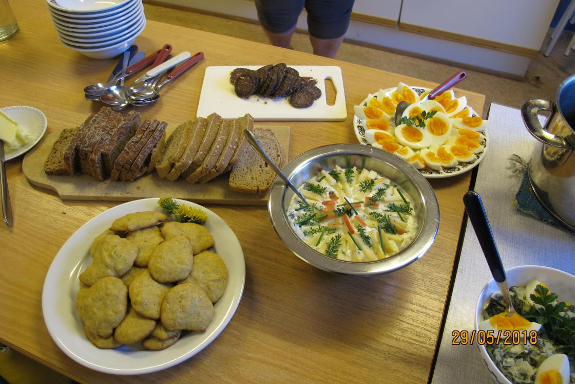 Kjeks med løvetannblomster og ryllikrømme