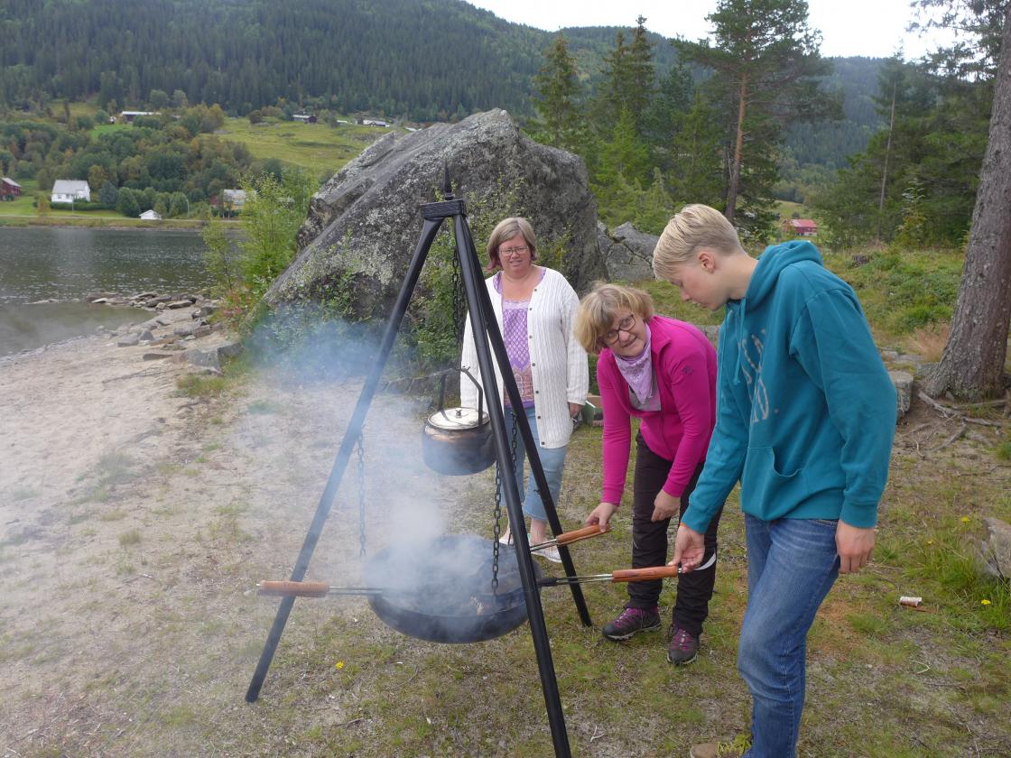 Sommartur med bærplukking, laging av syltetøy, vaflar frå bål...