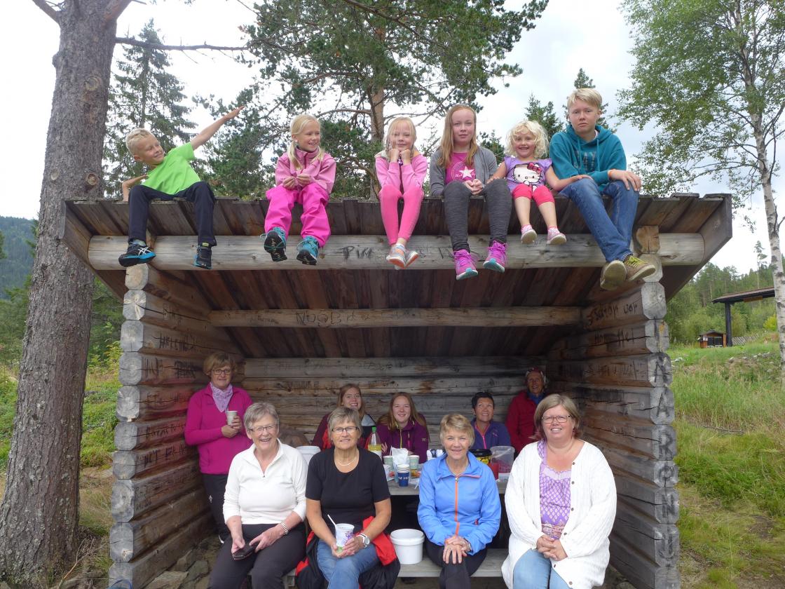 Matkvil i gapahuken. Store og små med på tur.