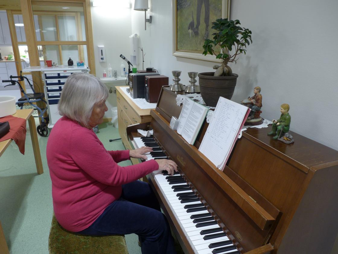 Pianomusikk til allsangen.