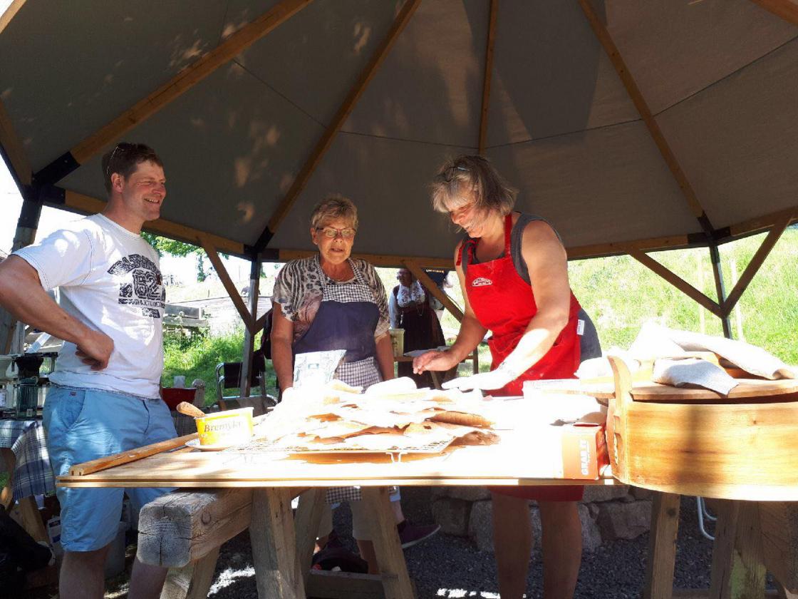 Flatbrød fra vedfyrt takke på Labro Flatbrød fra vedfyrt takke på Labro