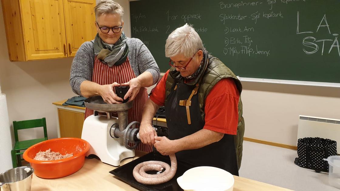 Fem luggume damer fra Lesjaskog Bygdekvinnelag laget medisterpølser til jul. &amp;quot;Kjekt å være med i bygdekvinnelaget og gjøre slike ting sammen&amp;quot;, skriver leder Laila Brøste. Foto: Lesjaskog Bygdekvinnelag.