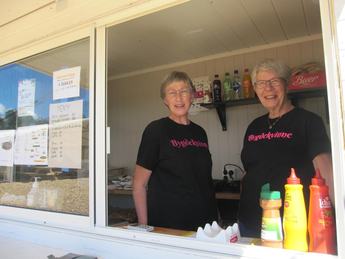 Liv Ragni og Bjørg i kiosken