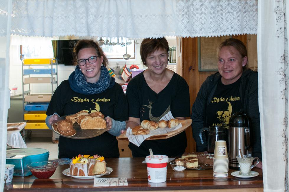 Kjøkkendamene godt forbered med mye godsaker. f.v. Mari Heggdal, Kari Brit Flenstad og May Kristin Brørs. Foto: Monica Sotberg